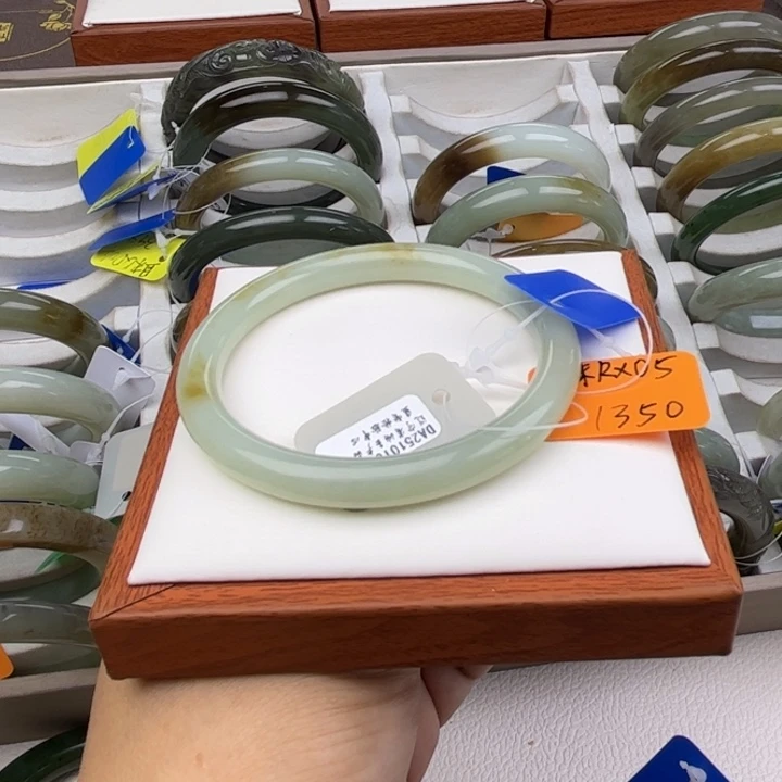 未镶嵌手镯和田玉七月