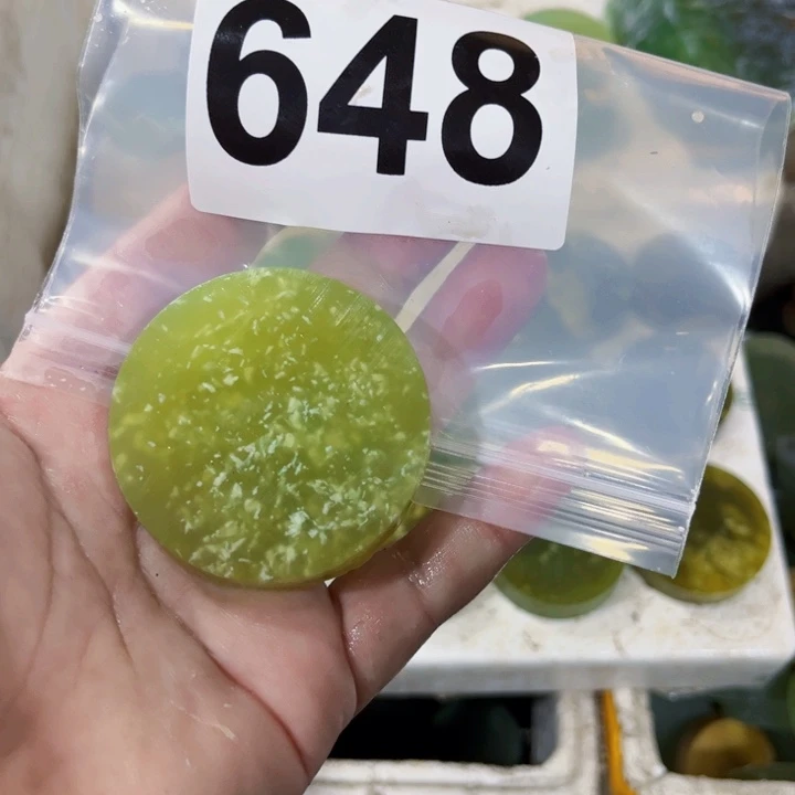 呜***人蛇纹石玉未镶嵌珠宝半成品