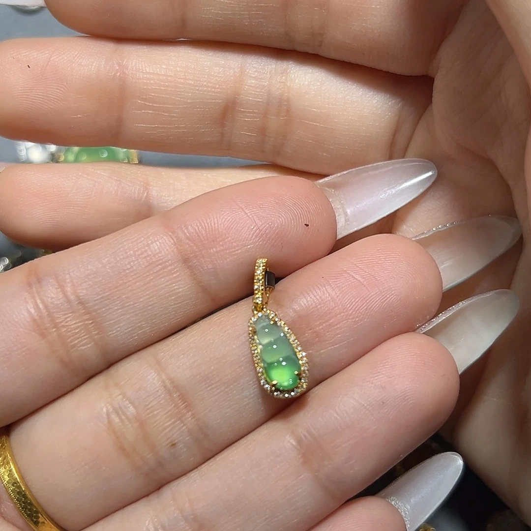 ****.翡翠18K金镶嵌颈饰