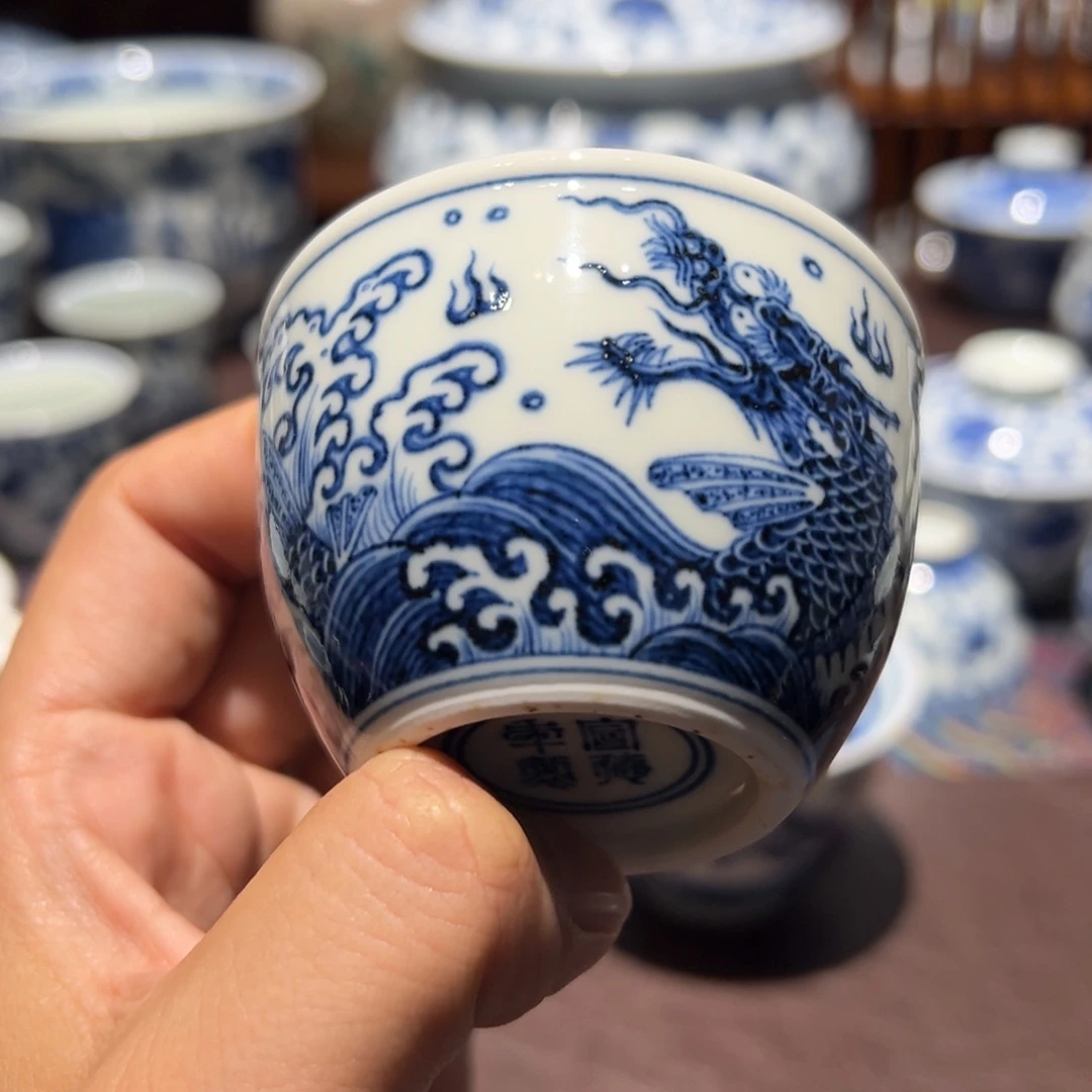 精品青花江崖海水纹鱼化龙缸杯口径约7厘米