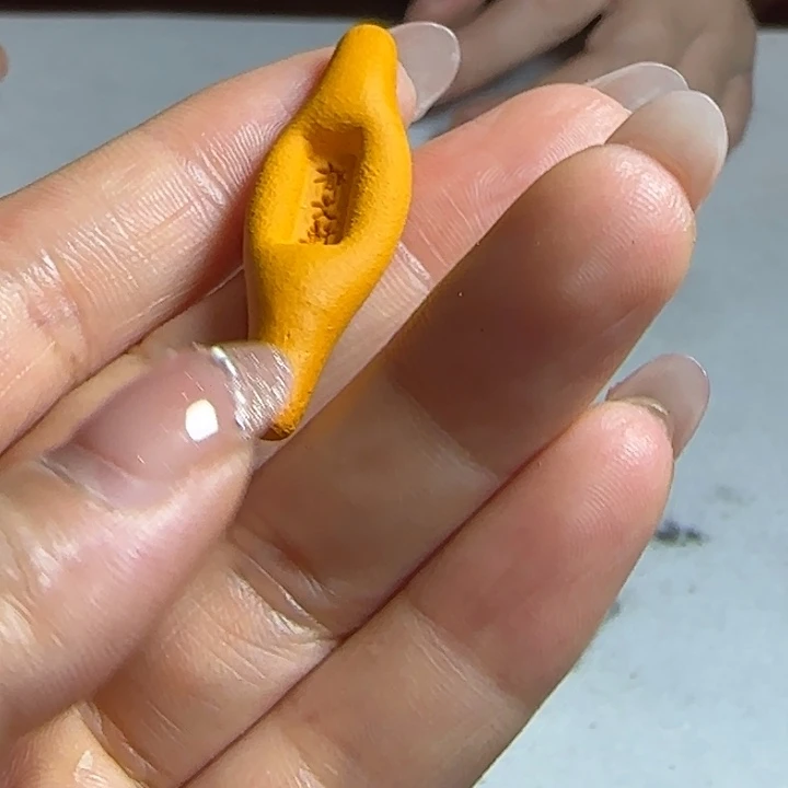 小牙签的矿物黄墨