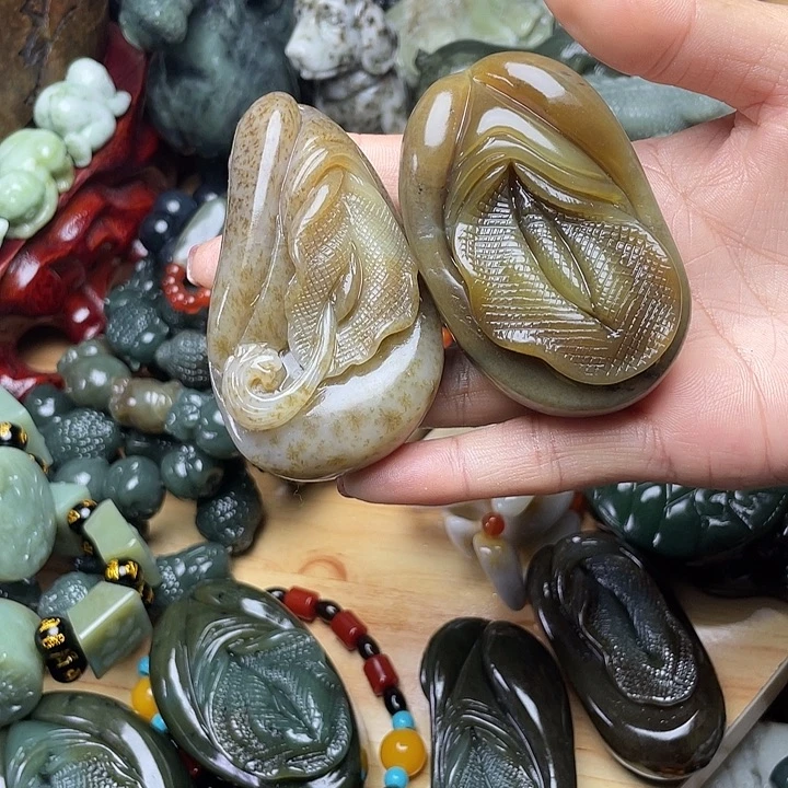 新***代和田玉（糖玉）未镶嵌颈饰