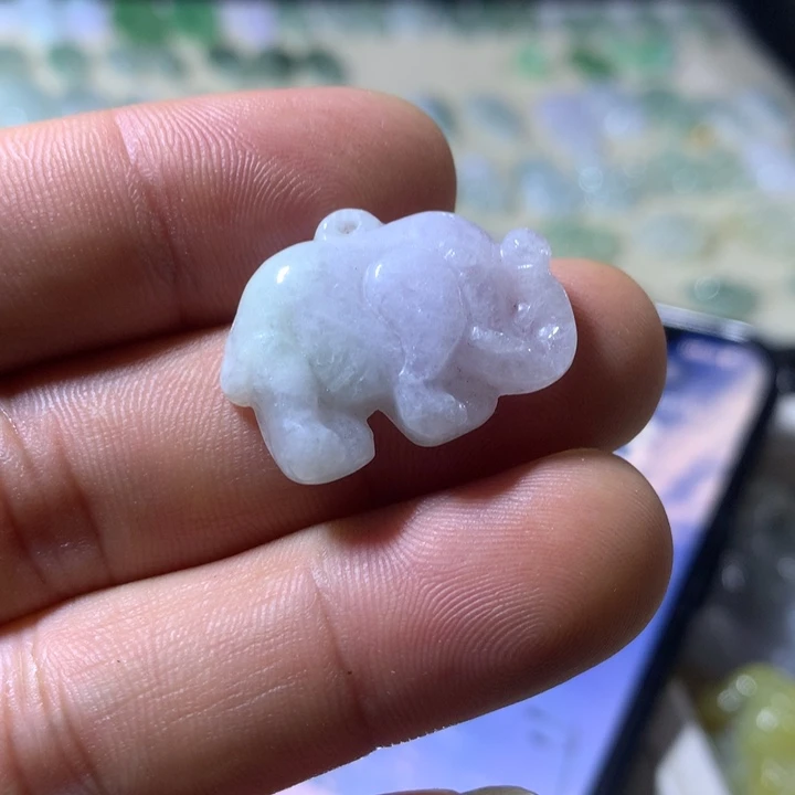 翡翠未镶嵌颈饰大象