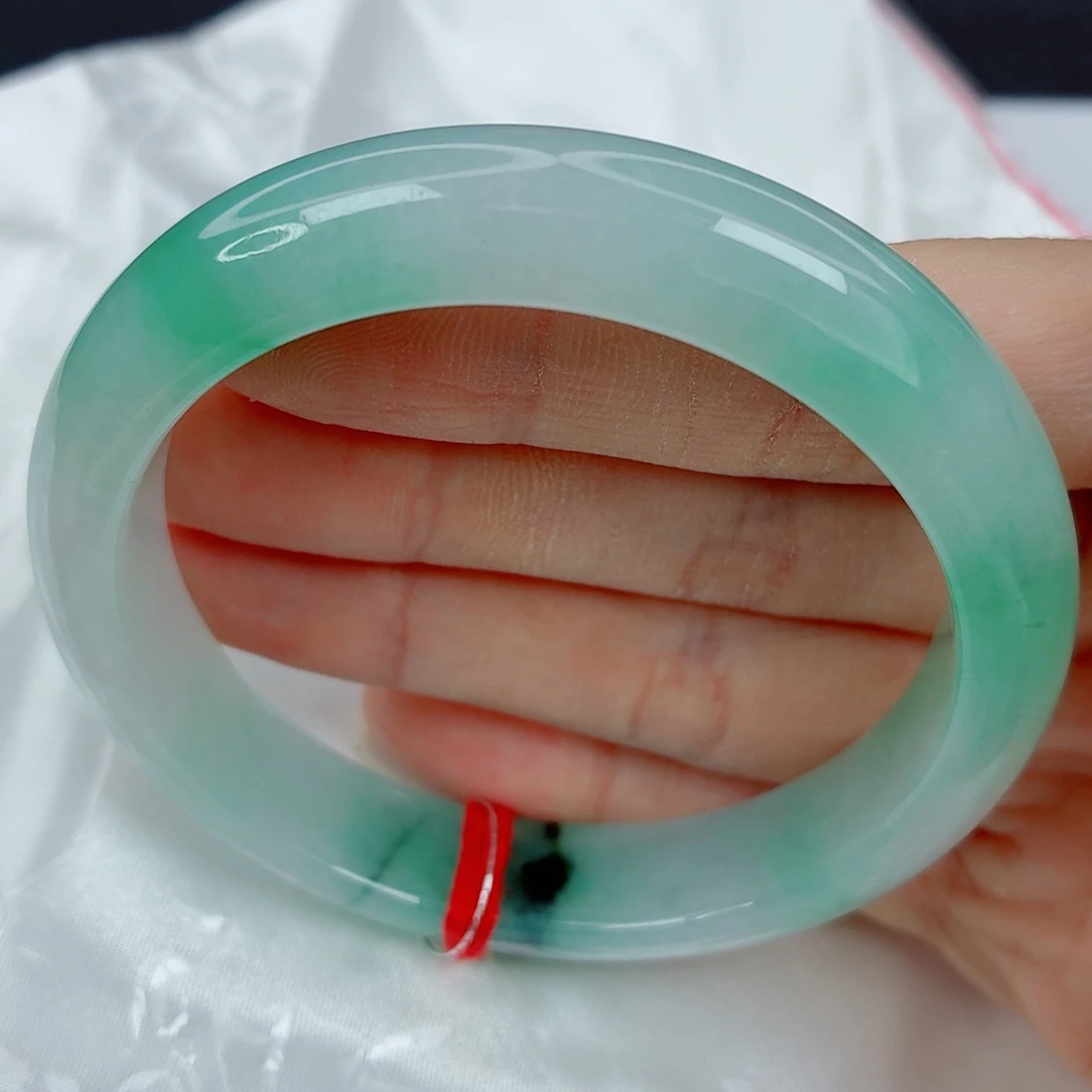 翡翠未镶嵌手镯56正圈，细条胶润甜阳绿，种色兼备，细纹