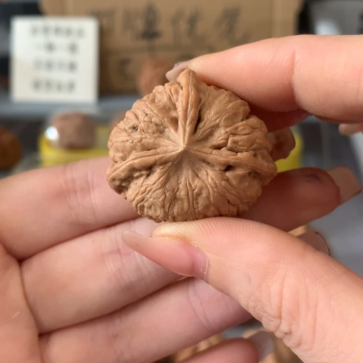 吳****文玩核桃吊坠异形单只，有瑕疵