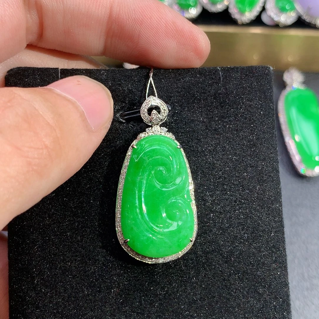 翡翠18K金镶嵌颈饰