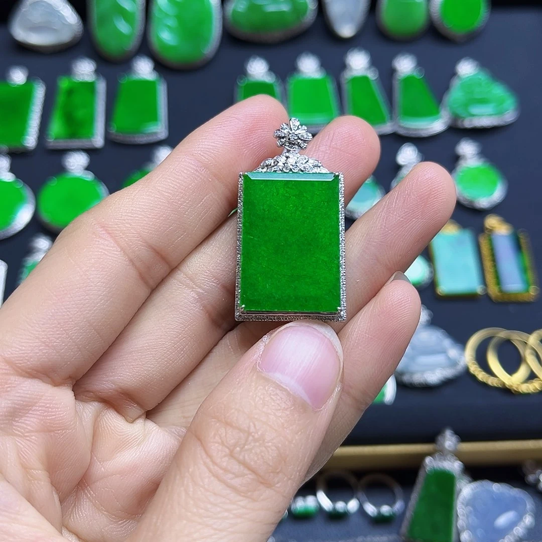 再***…翡翠18K金镶嵌颈饰