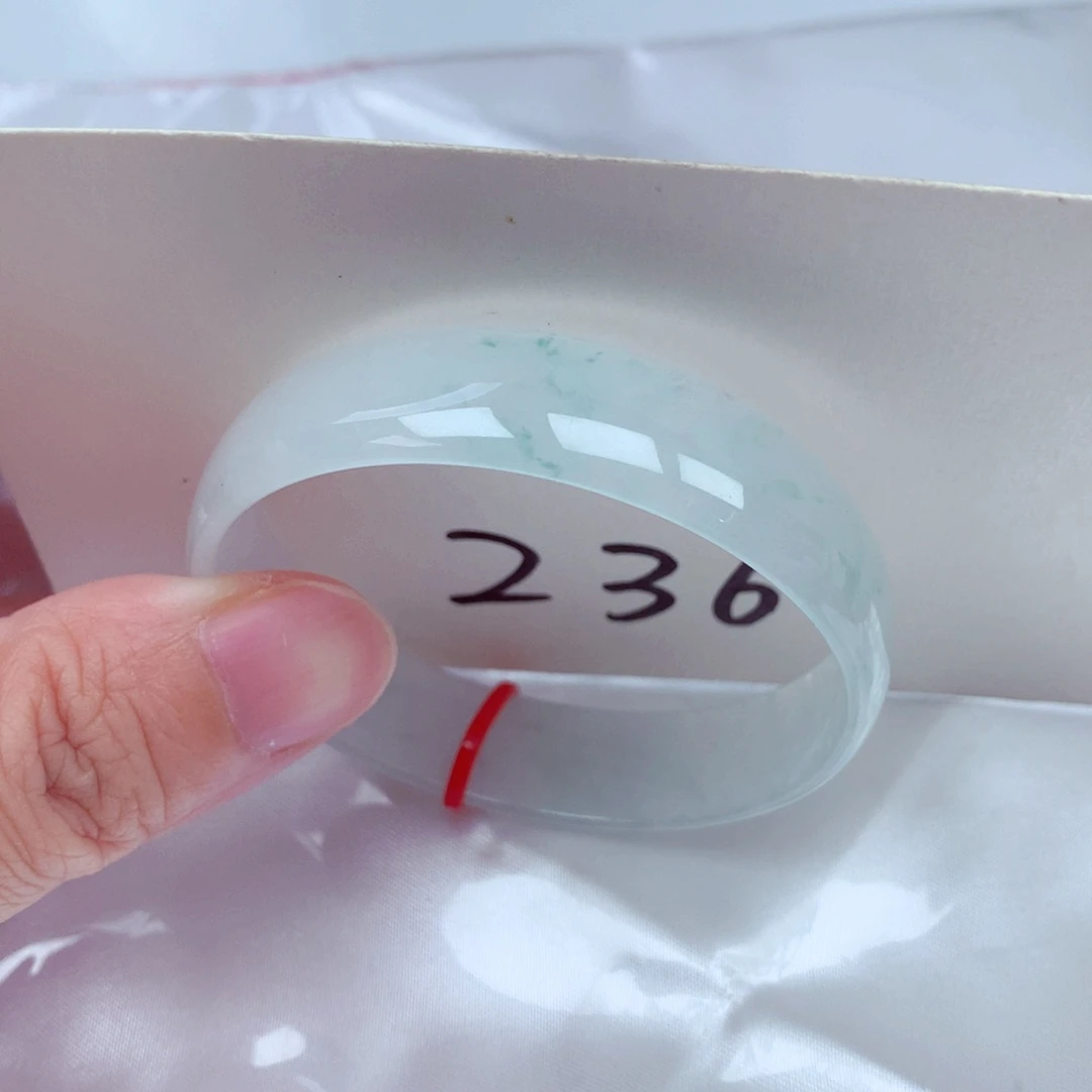 翡翠手镯未镶嵌翡翠