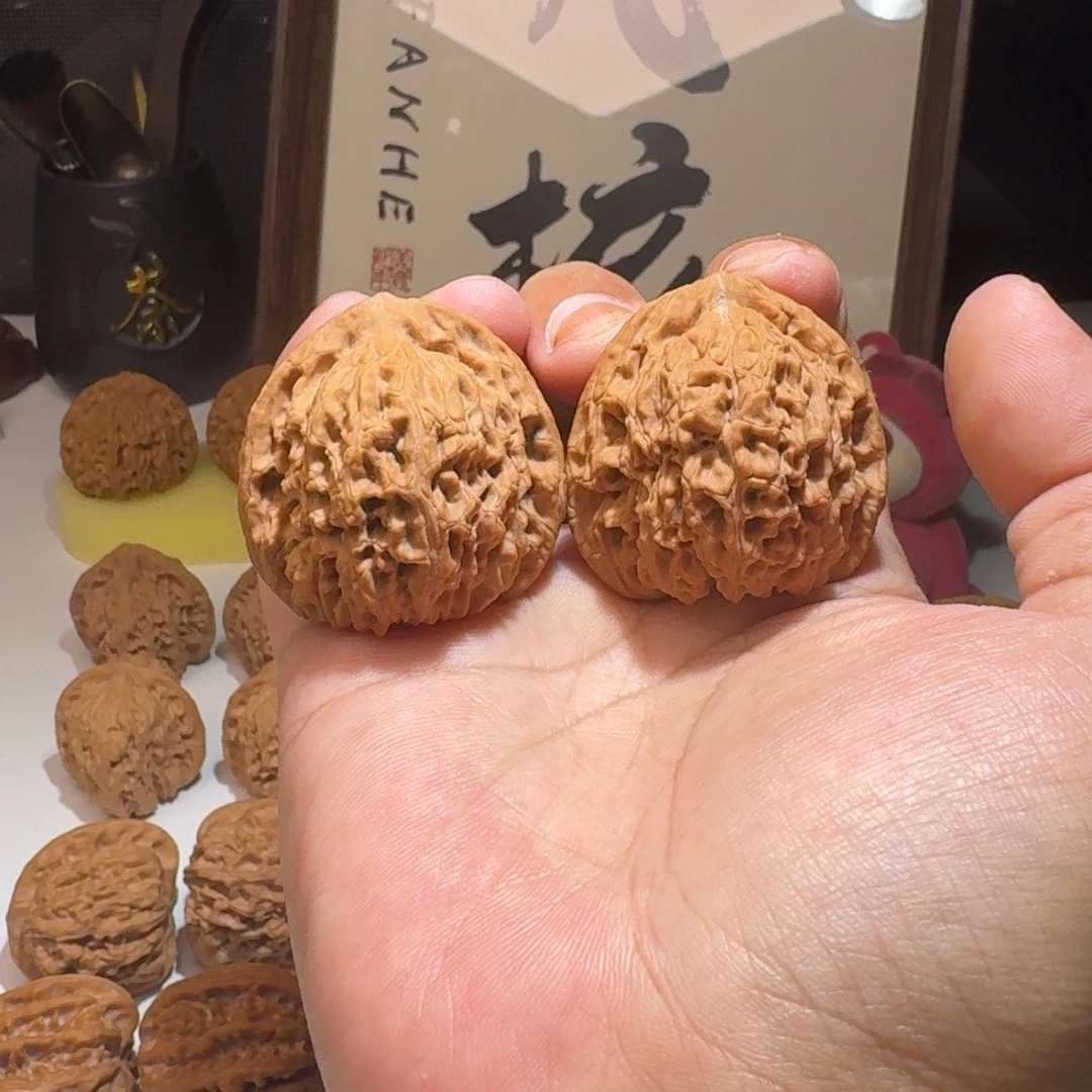 V***h吊坠文玩核桃40尺寸逐鹿南疆石