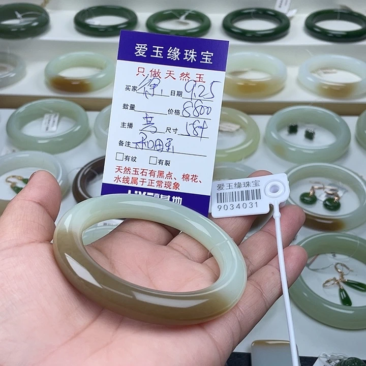 徐****和田玉（糖玉）未镶嵌手镯