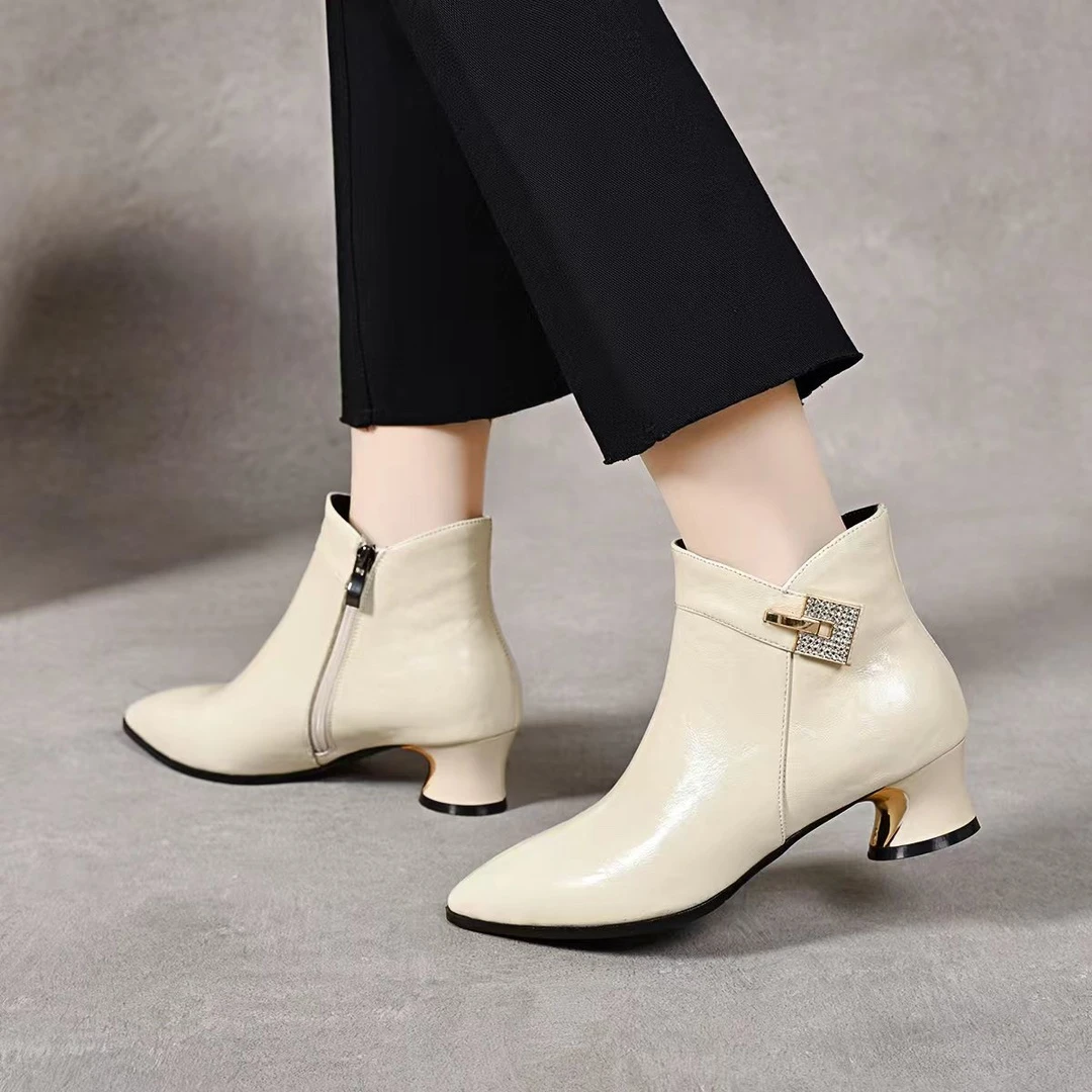 秋冬新款真皮白色短靴女冬季马蹄中跟尖头女靴粗跟时尚大码马丁靴