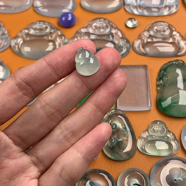 翡翠挂件未镶嵌….