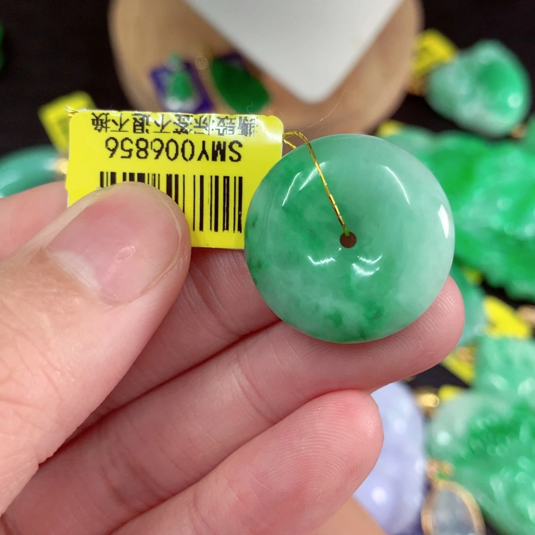 翡翠未镶嵌颈饰……