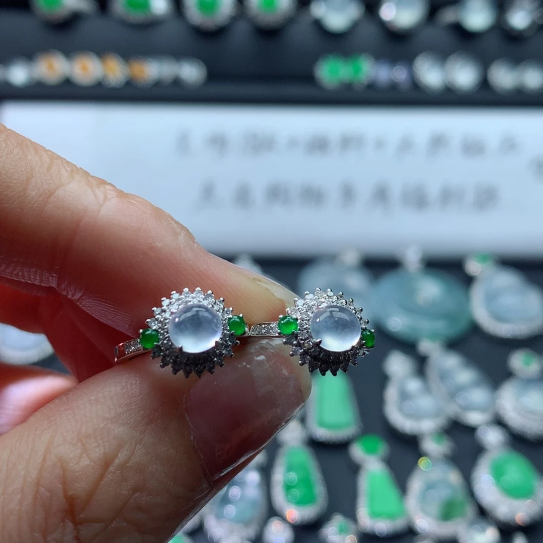 18K金镶嵌翡翠耳饰