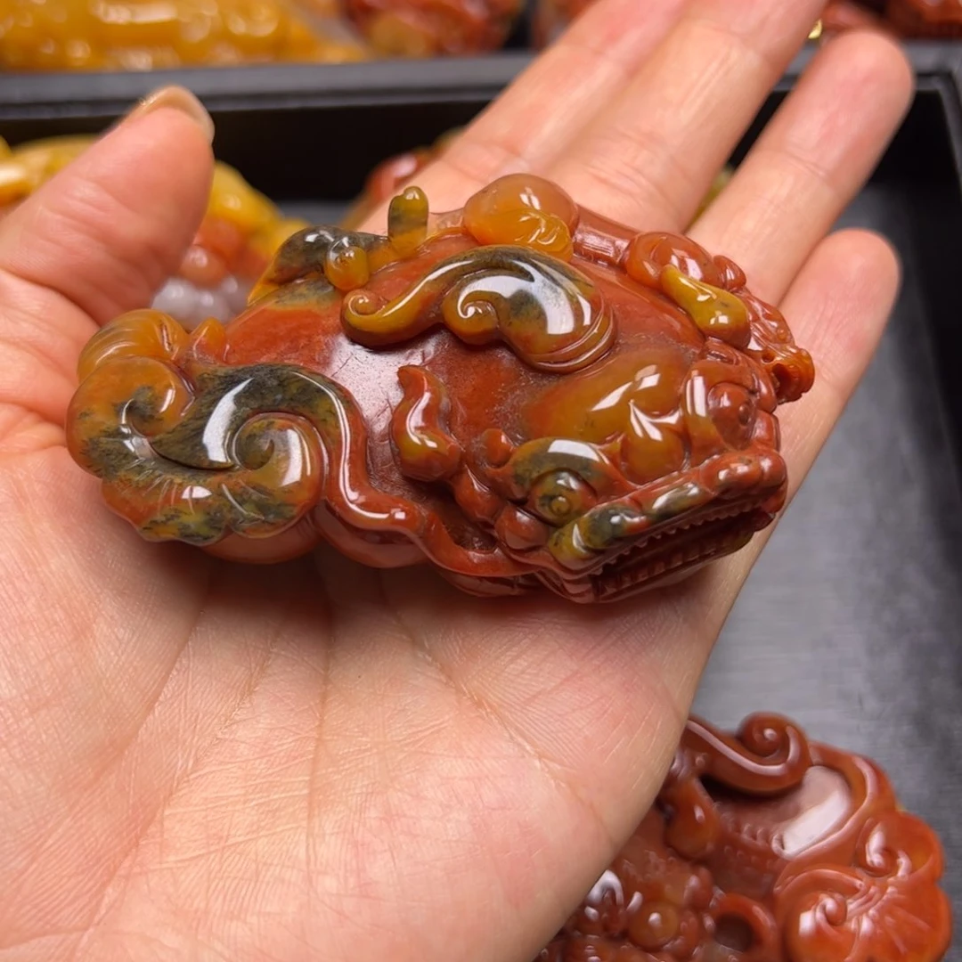 石英质玉（黄龙玉）未镶嵌颈饰钱**道