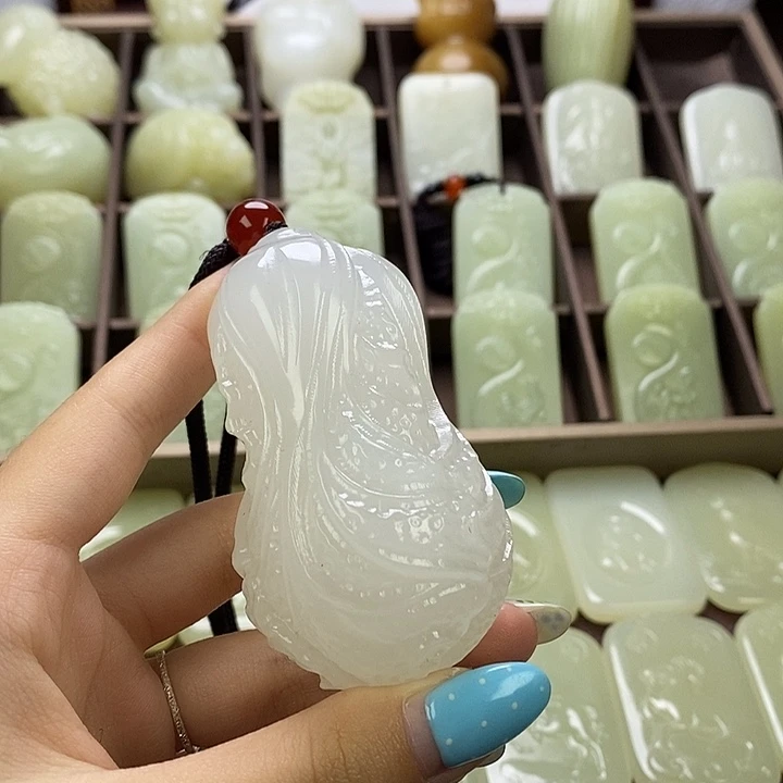 昆仑石白菜手把件