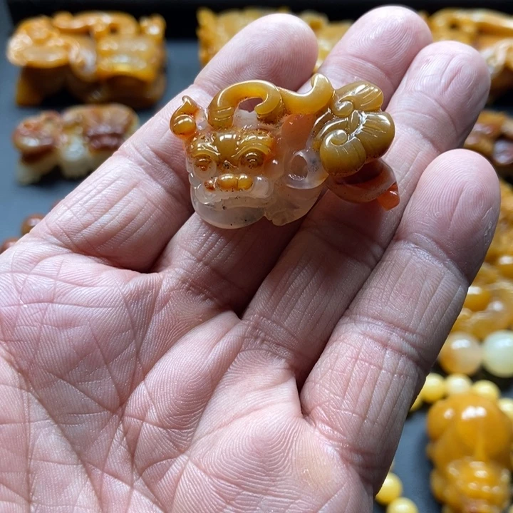 石英质玉（黄龙玉）未镶嵌颈饰