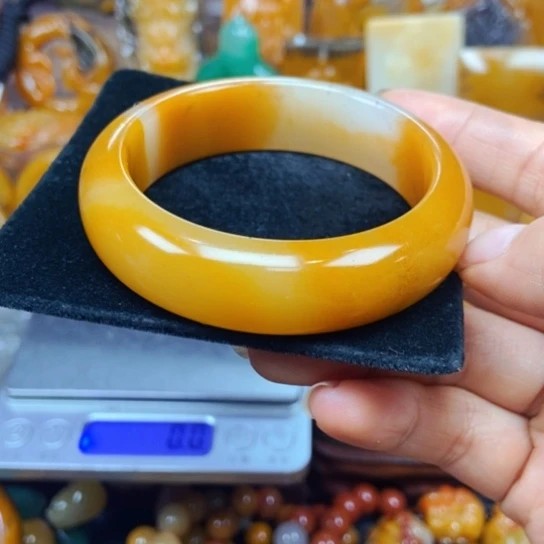 石英质玉（黄龙玉）未镶嵌颈饰