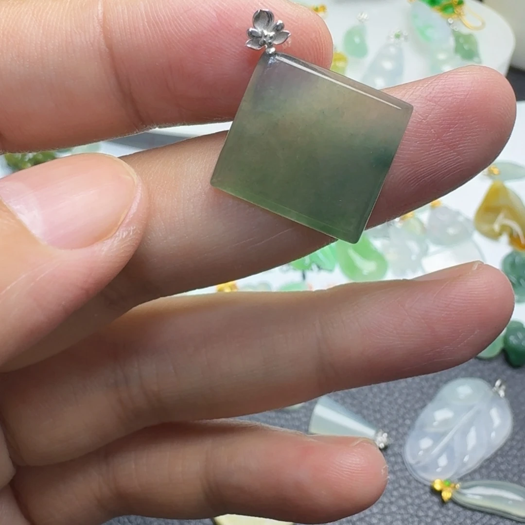 颈饰18K金镶嵌翡翠方牌