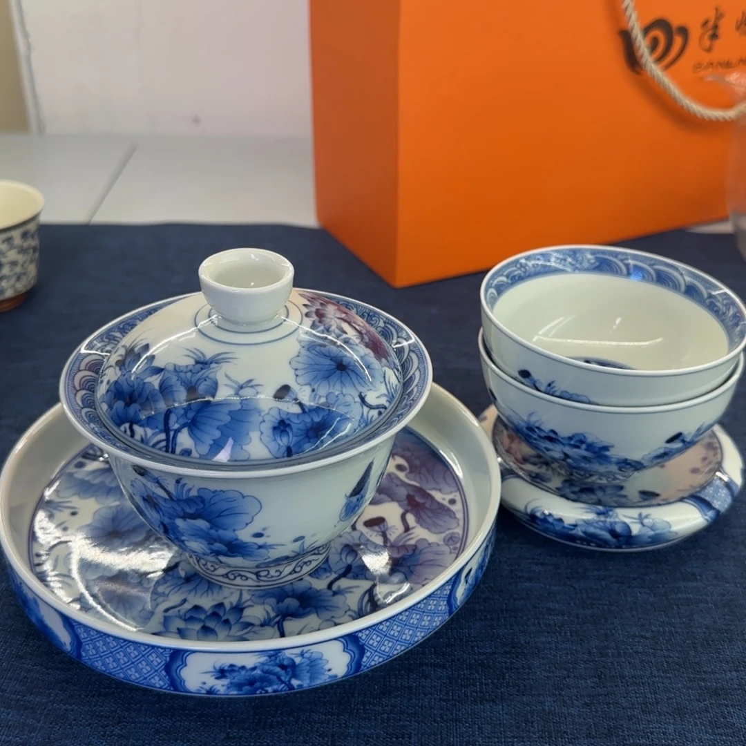 瓷片盖碗很精致很好看