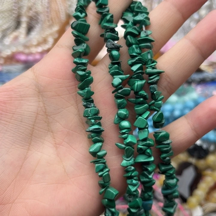 玛瑙/玉髓未镶嵌珠宝半成品一条孔雀石碎石