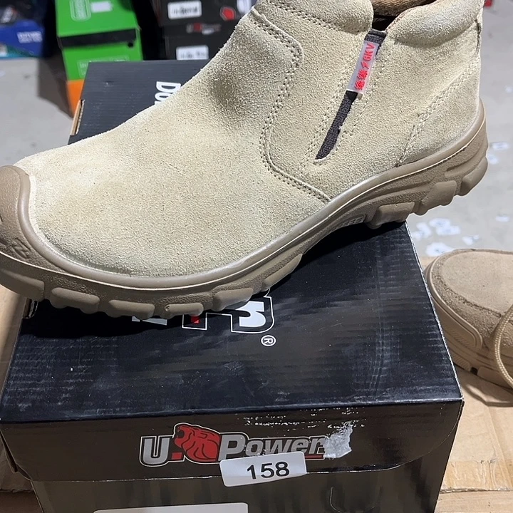 44码，编号158劳保鞋