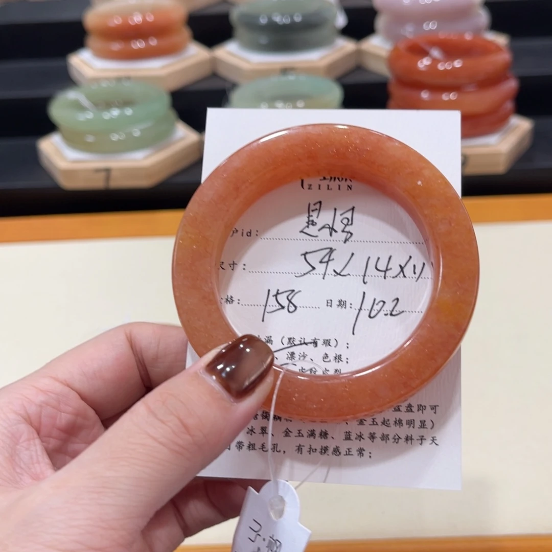 未镶嵌手镯石英质玉是**喔