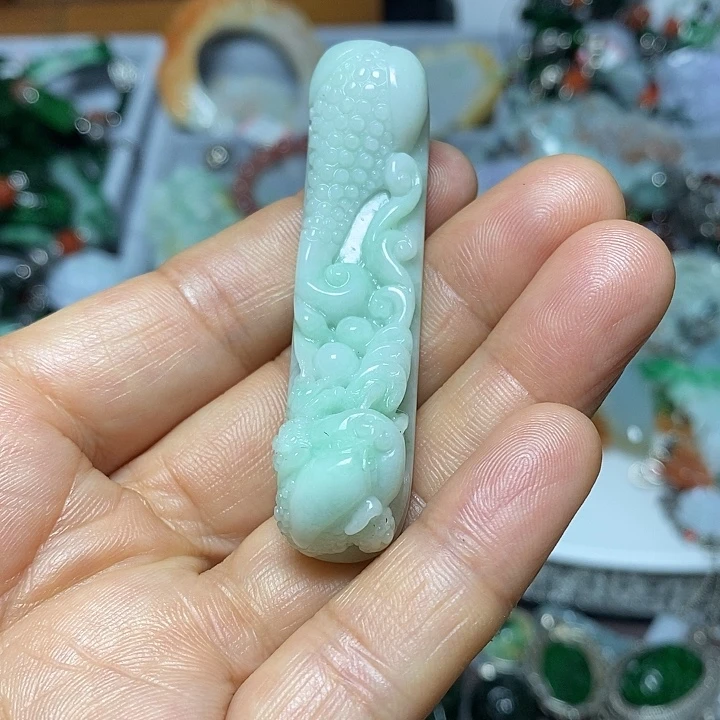 翡翠未镶嵌吊坠(赠链)