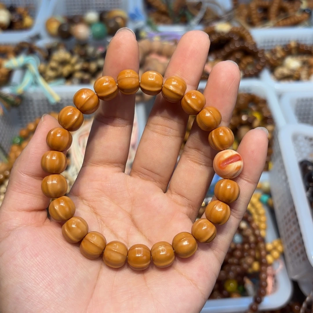 白玉菩提吊坠猴头鲨鱼背