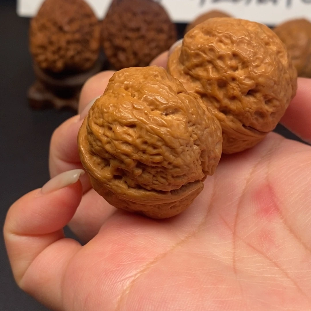 文玩核桃吊坠美女的福利