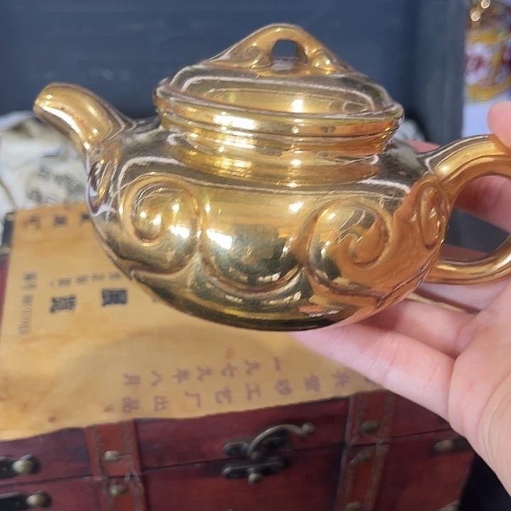 茶壶紫泥原矿泥料手工制作的一把紫砂壶。