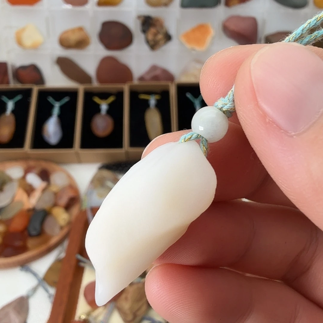 只买单纯的吊坠，没带链子，属的性质。