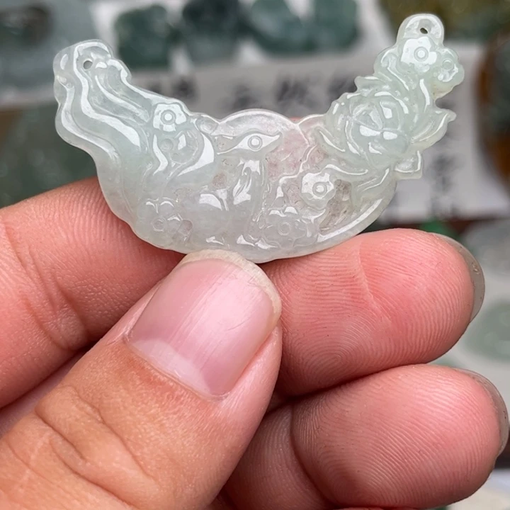 颈饰未镶嵌翡翠玉衡。九尾狐