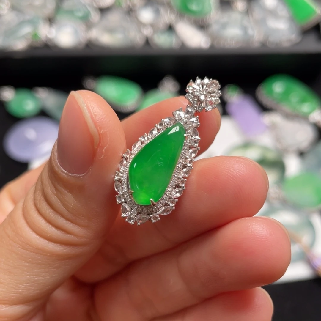 翡翠颈饰18K金镶嵌绿吊坠