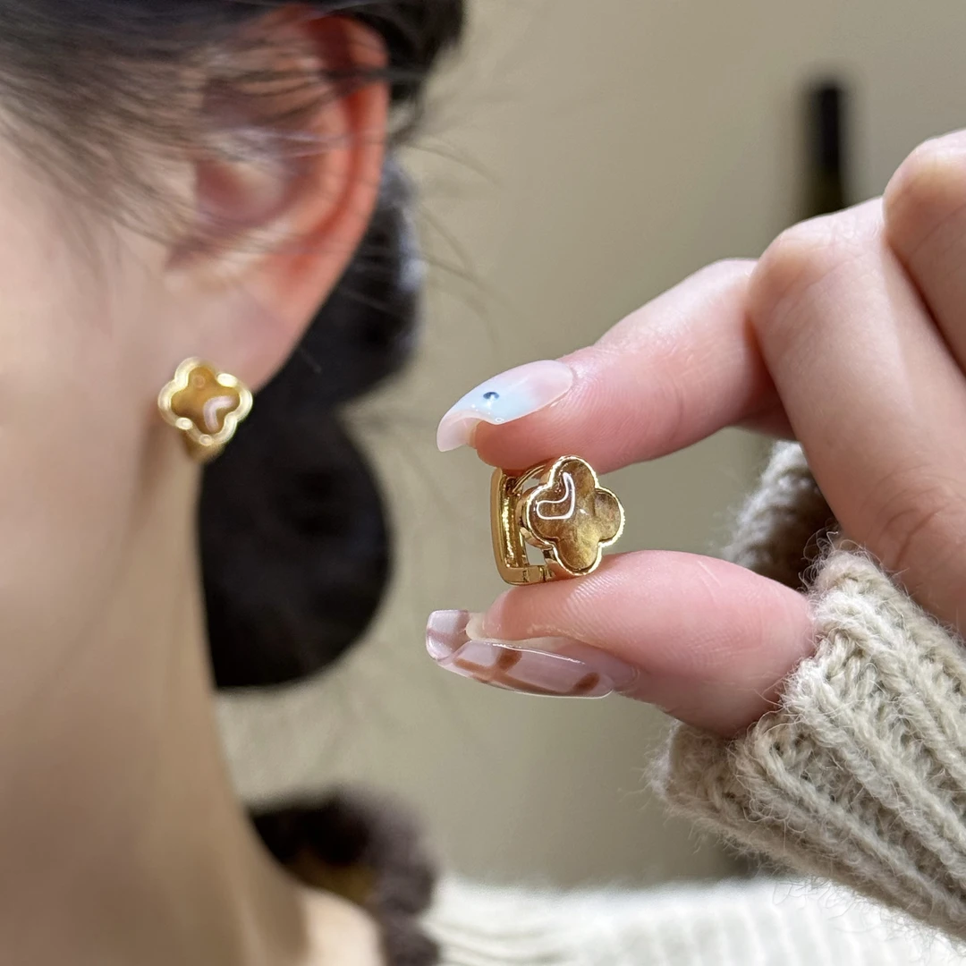 韩芸汐  秋冬新品贝壳质感幸运草耳扣ins小巧通勤高级感耳饰A-415