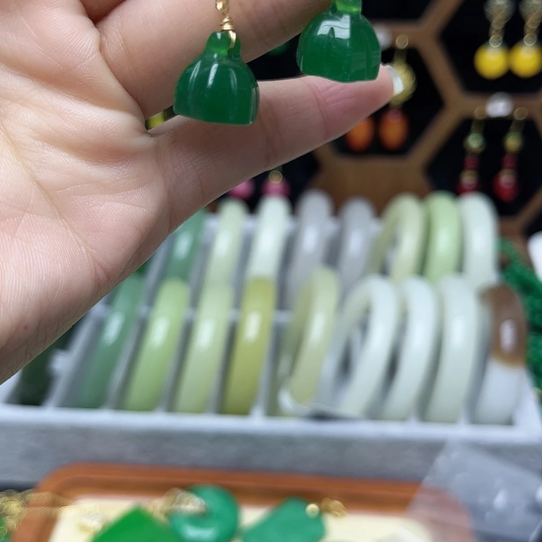 翡翠未镶嵌颈饰莲蓬而且