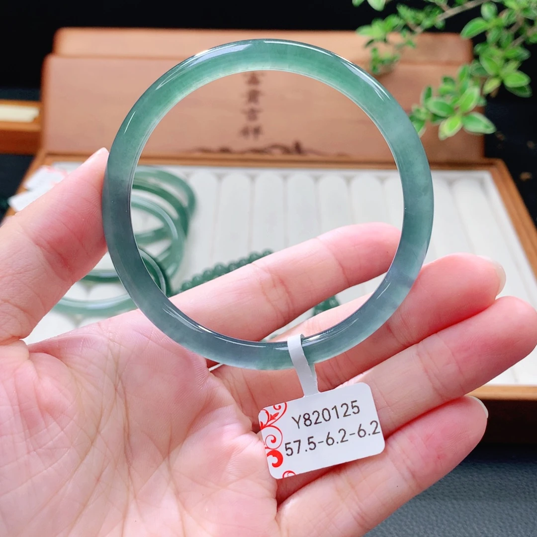 翡翠未镶嵌手镯（圆镯）