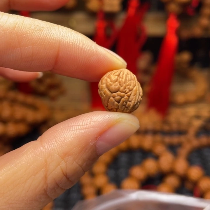 肉***松木质类龙纹桃枭手串