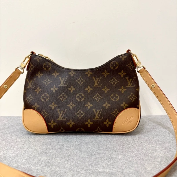 99新 LouisVuitton/路易威登 黄牛角斜挎包