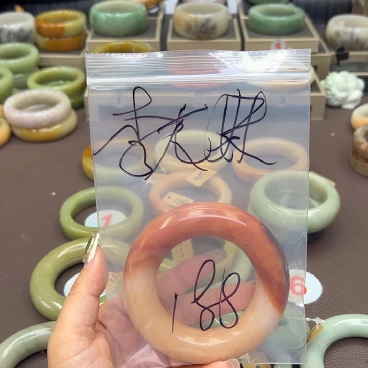 石英质玉未镶嵌手镯李*妹