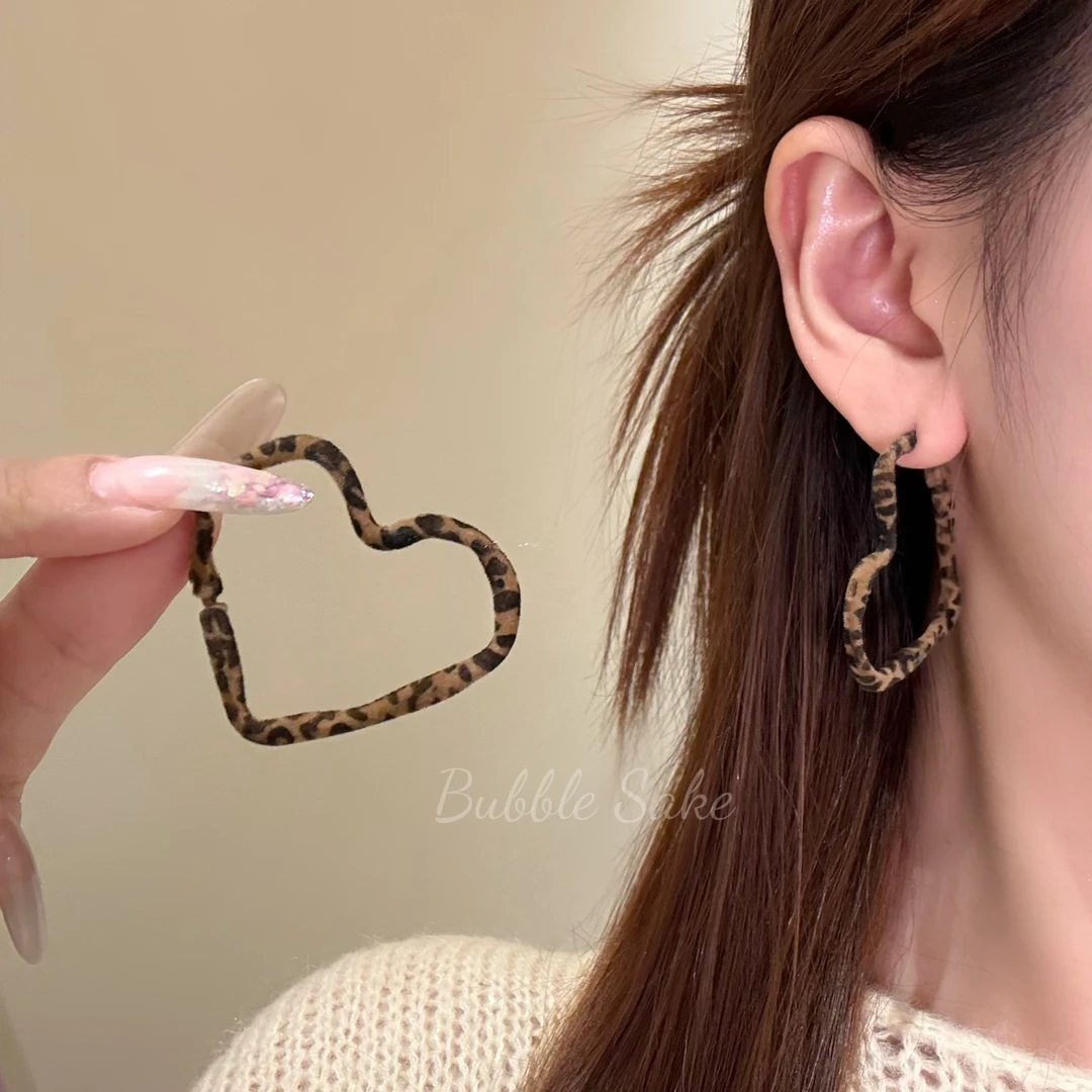 合金绒毛耳饰 复古港风豹纹爱心耳圈女时髦夸张耳环气质独特耳饰
