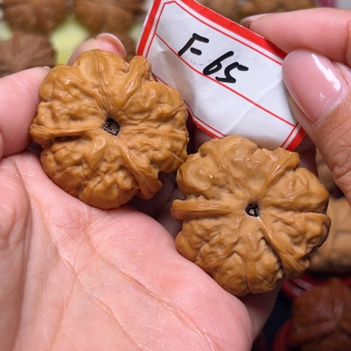 文玩核桃吊坠38金蟾三棱奔65