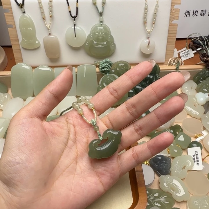 颈饰未镶嵌和田玉（糖玉）