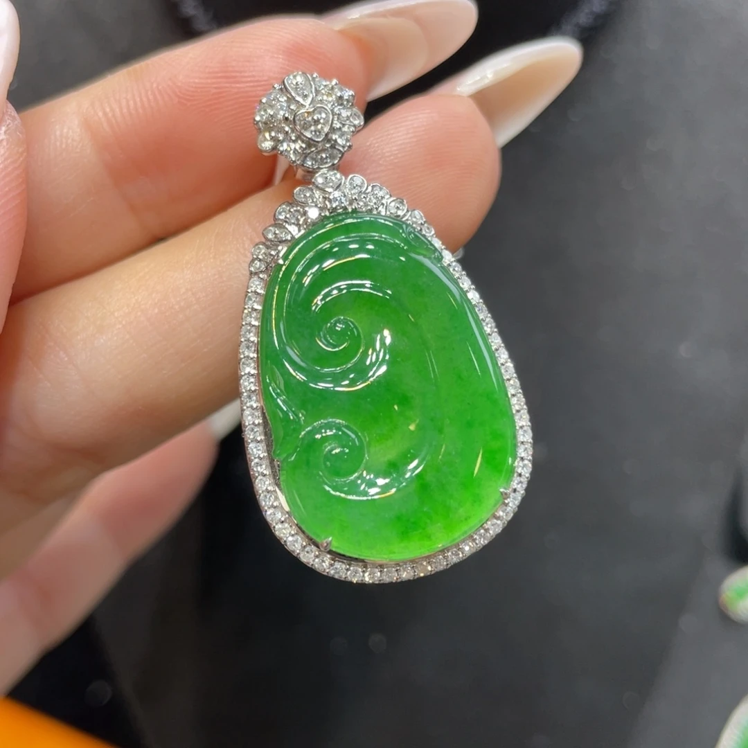 翡翠18K金镶嵌颈饰天然缅甸翡翠a货