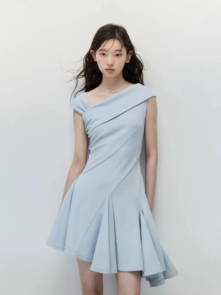 ANNATTO 窗外的海 夏季法式简约气质浅蓝色修身显瘦斜肩连衣裙女