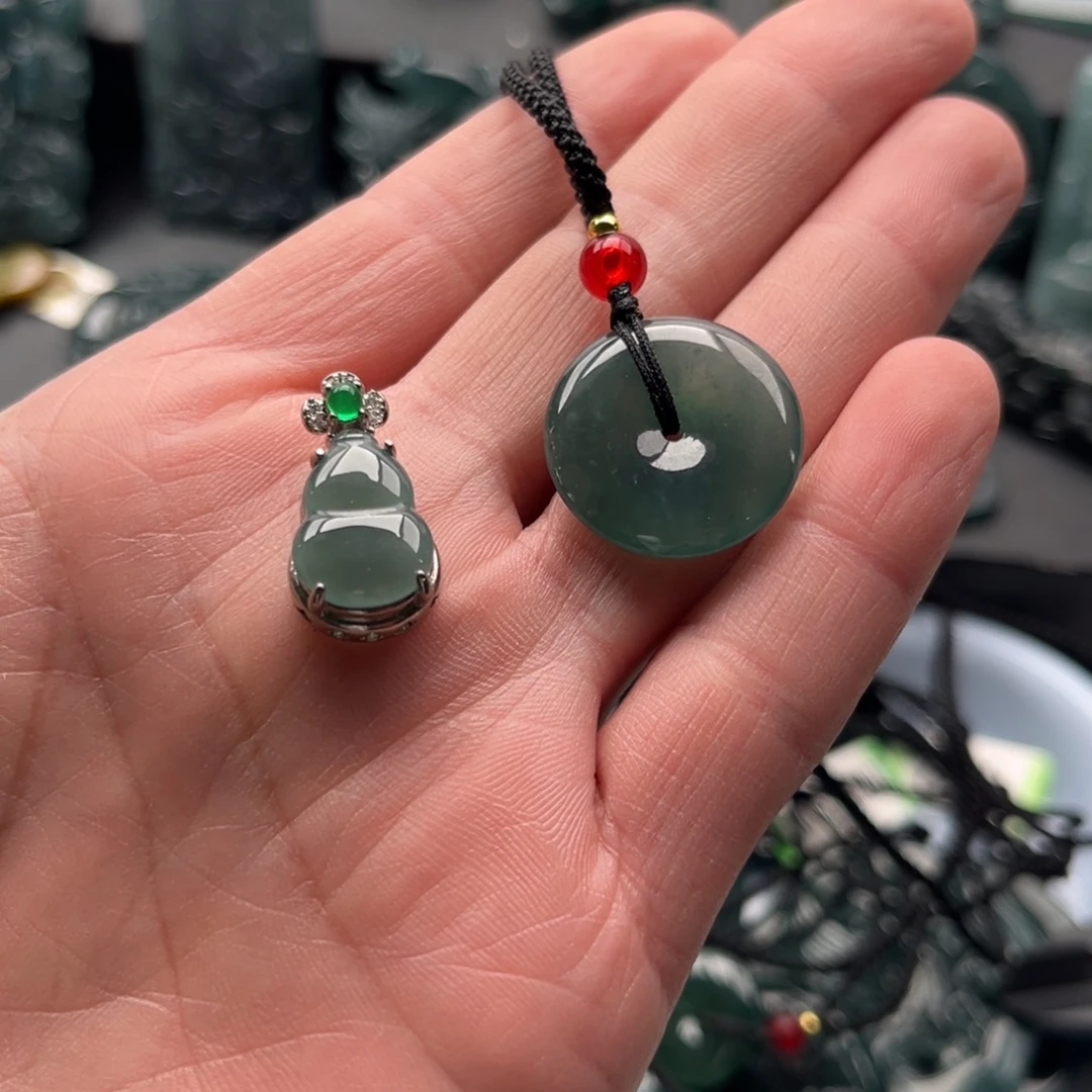 所***谓翡翠未镶嵌颈饰两件