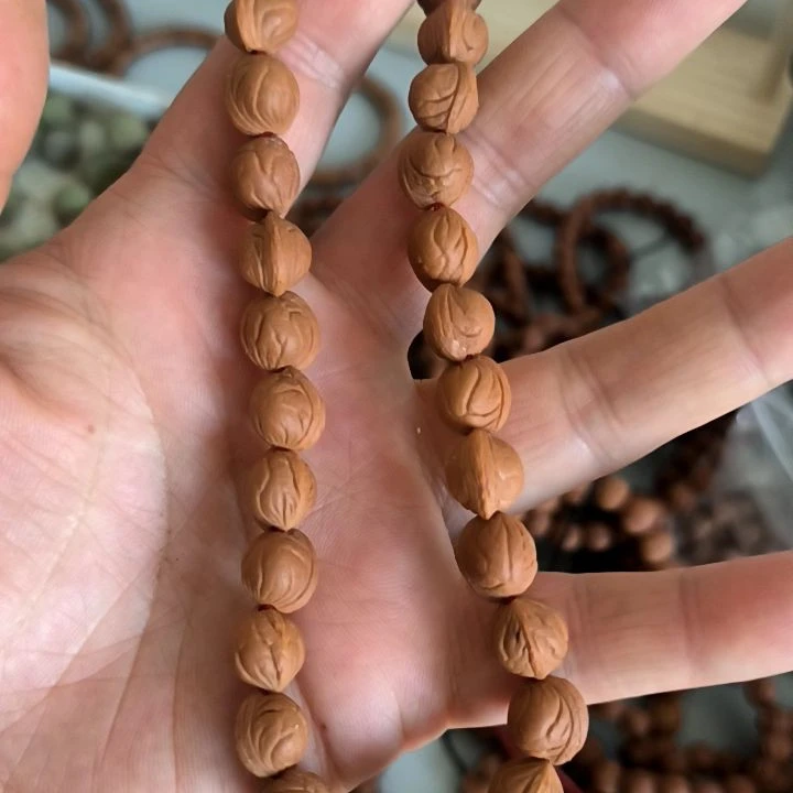 秦岭龙纹桃核小龙纹0.9尺寸，26颗手持原皮原色一刀未动