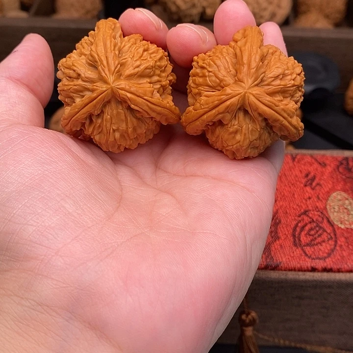 洪***鑫把件文玩核桃白奔