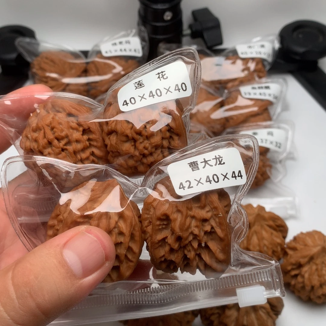 搞***着文玩核桃吊坠莲花