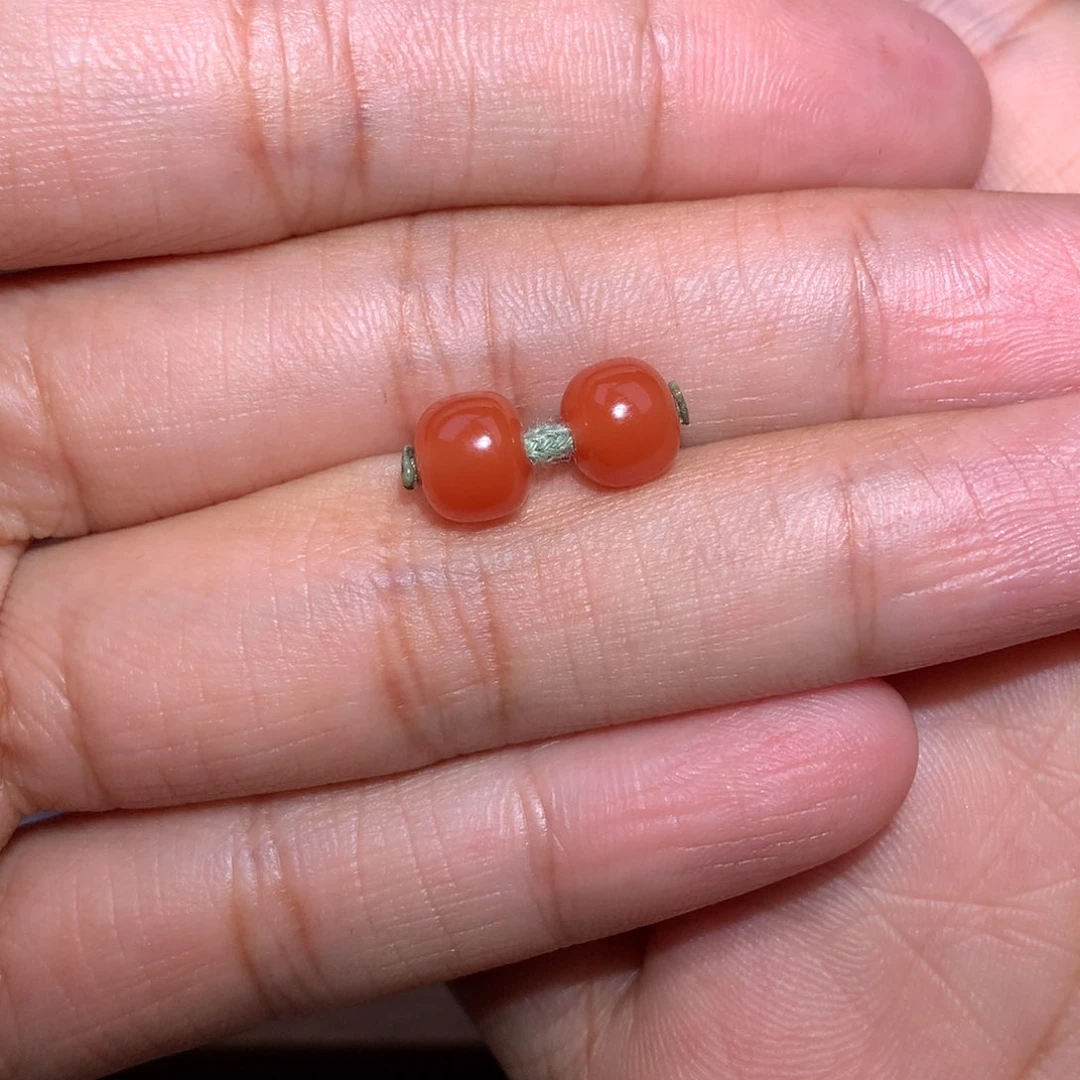 南红玛瑙老型对珠7×6未镶嵌刺****。微微沙带